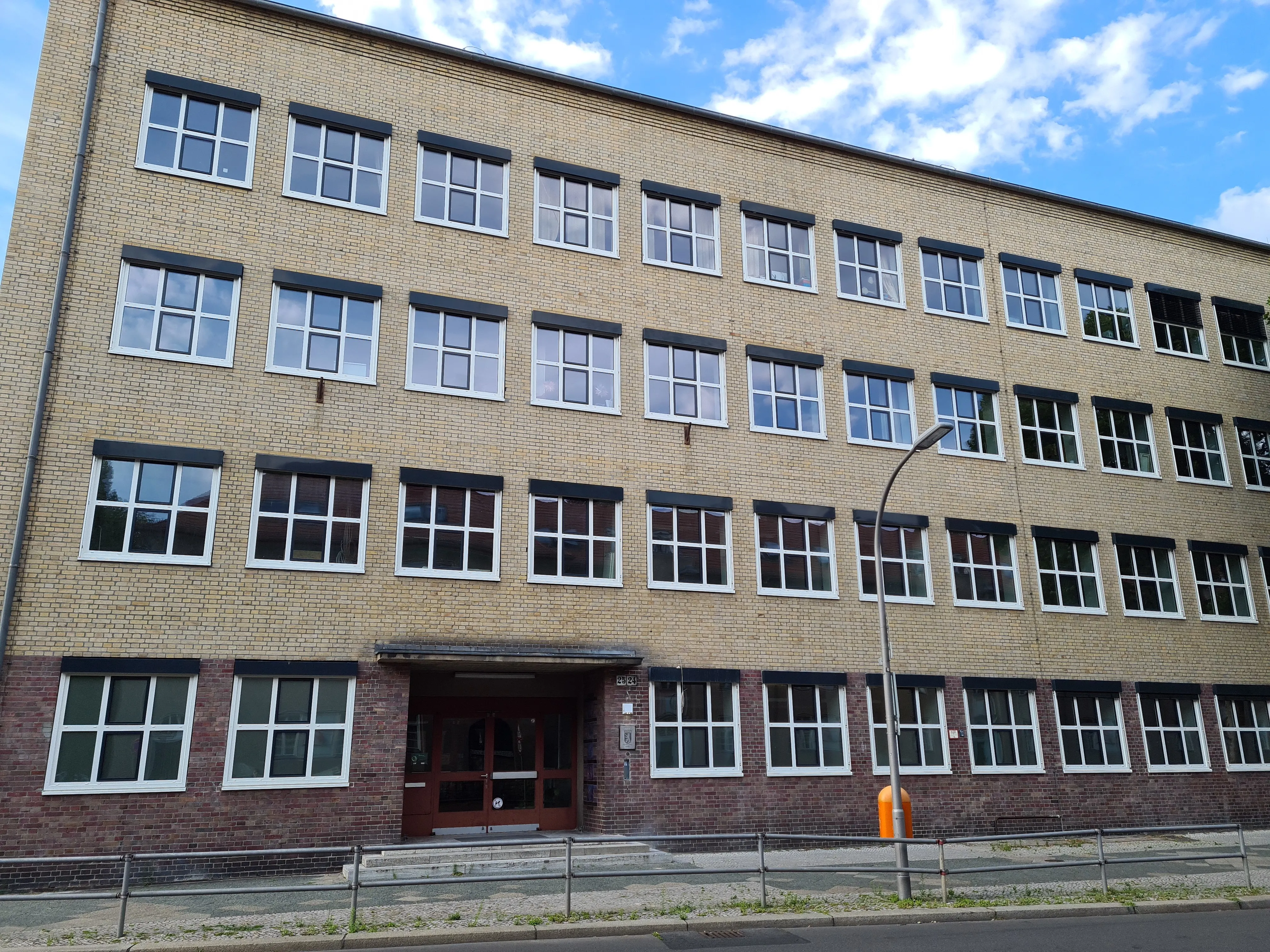 Das Schulgebäude der Paul-Moor-Grundschule